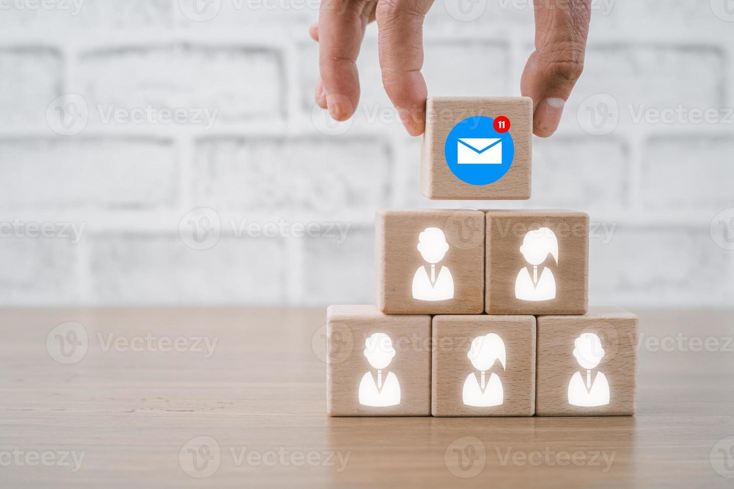 e-mail afzet concept, persoon hand- Holding houten kubus blok met e-mail icoon met kopiëren ruimte, e-mail communicatie marketing, bedrijf nieuwsbrief. foto