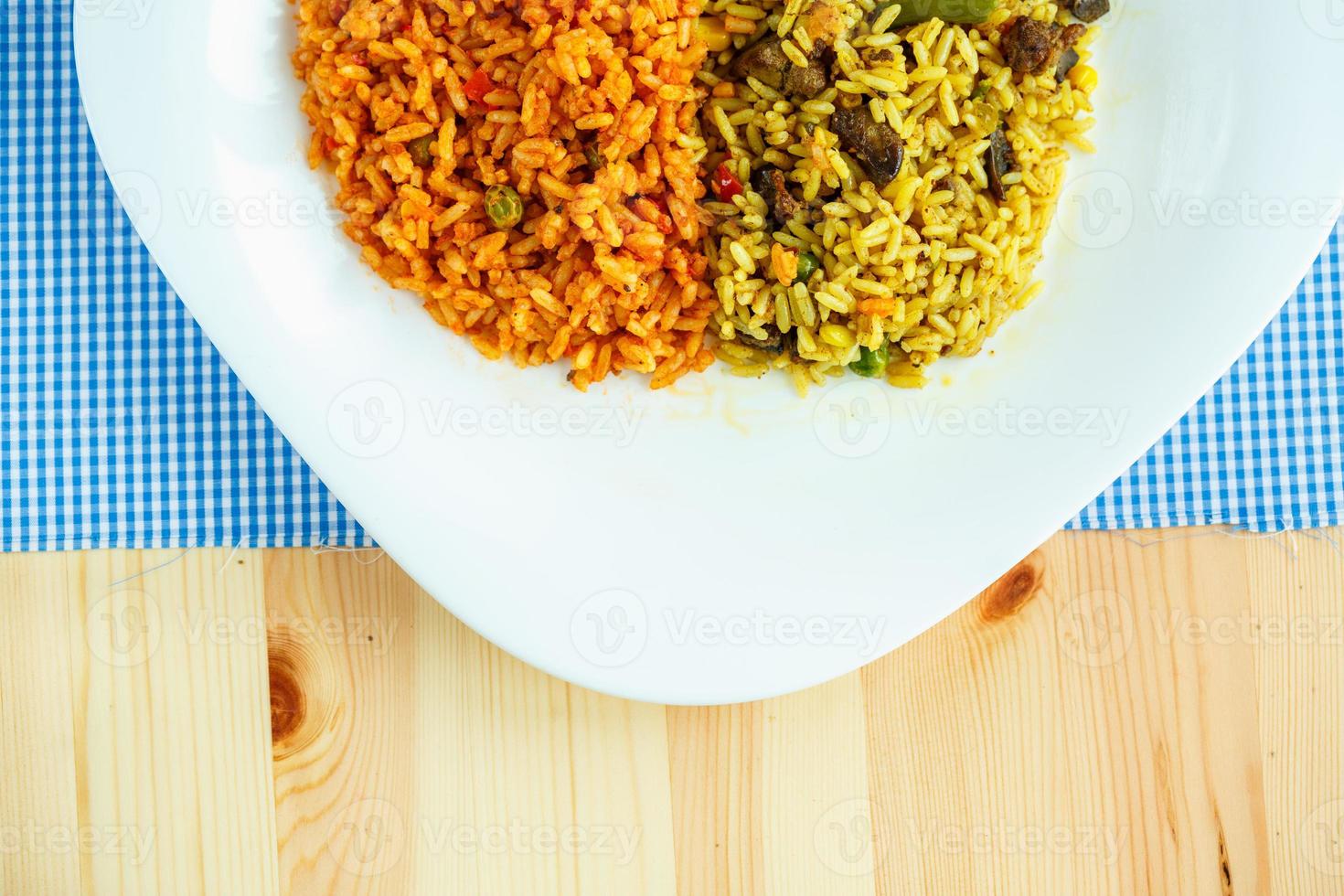 schotel gemaakt van twee soorten van rijst- Aan een wit bord foto