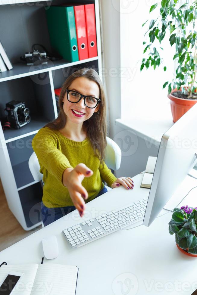 bedrijf vrouw met arm uitgebreid naar handdruk foto