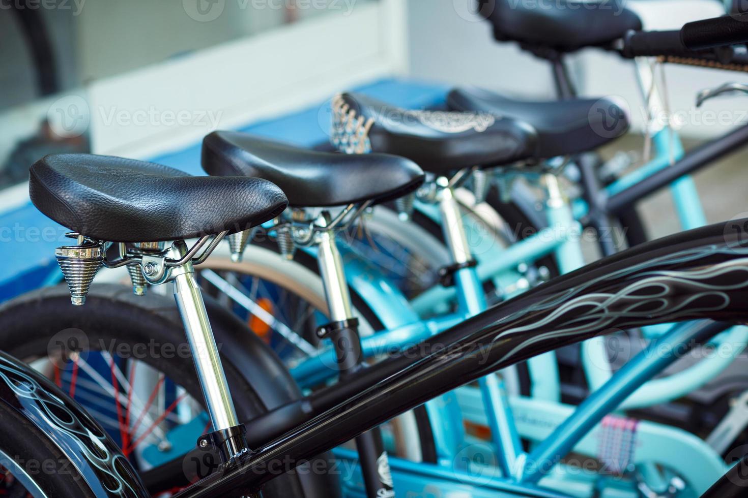 zadels van een groep van fietsen Aan parkeren foto