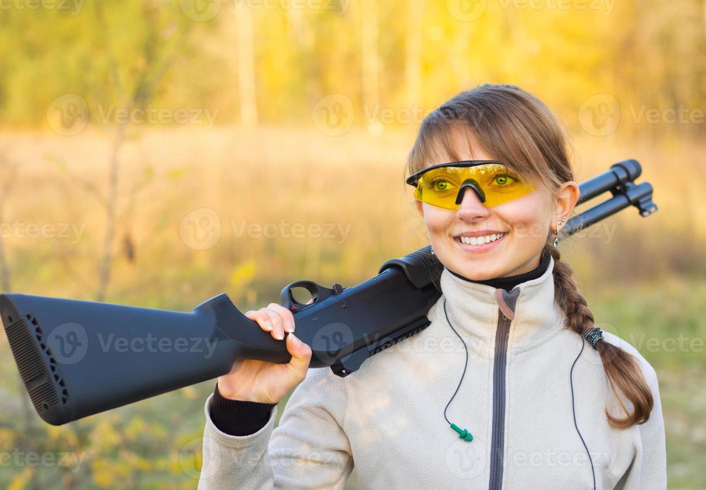 meisje met een jachtgeweer foto