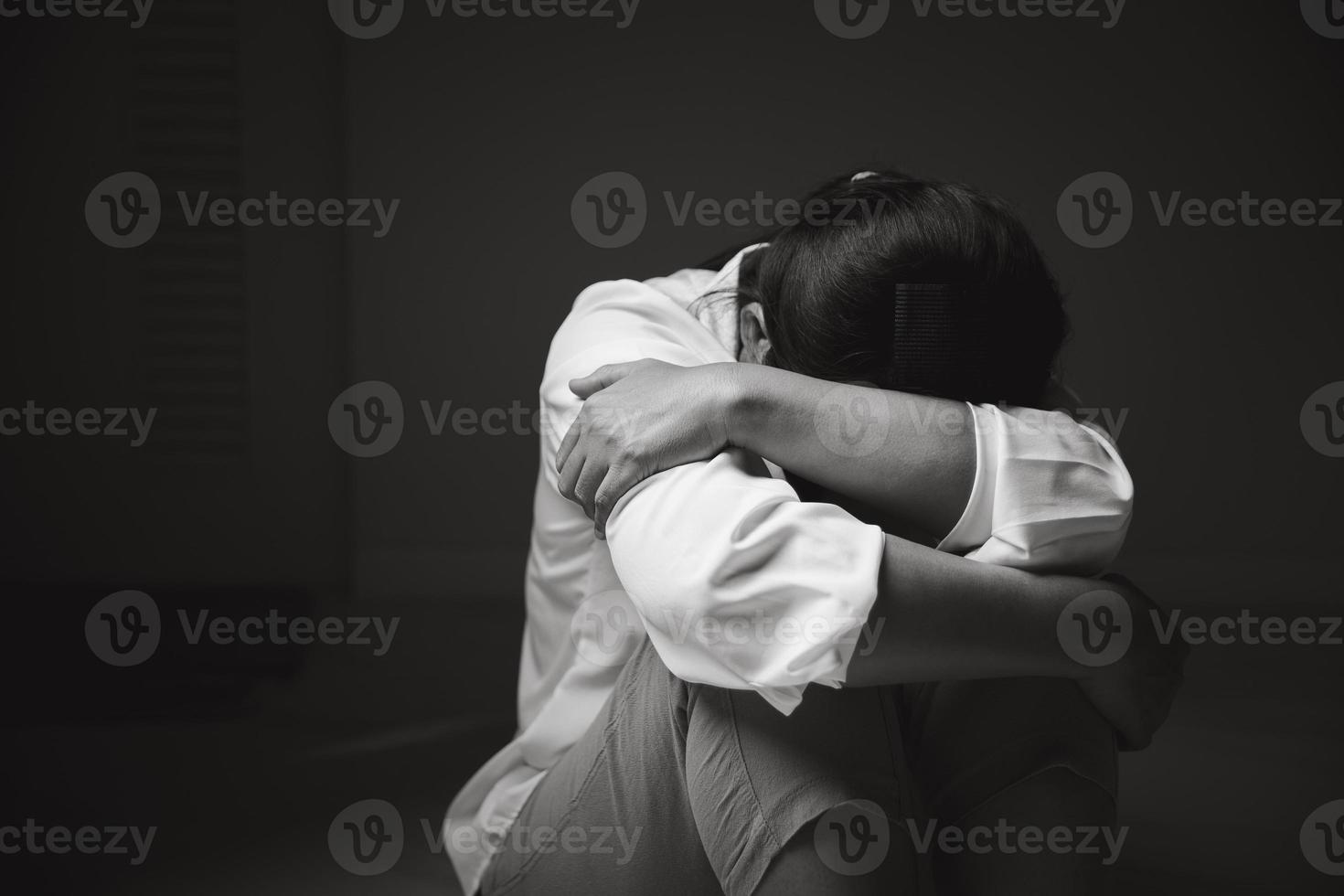 beeld zwart en wit van hou op geweld tegen Dames concept, Internationale vrouwen dag. vrouw hand- verheven in angst en hou op seksueel Intimidatie. Dames zijn depressief door pesten en misbruik. familie bedreiging foto