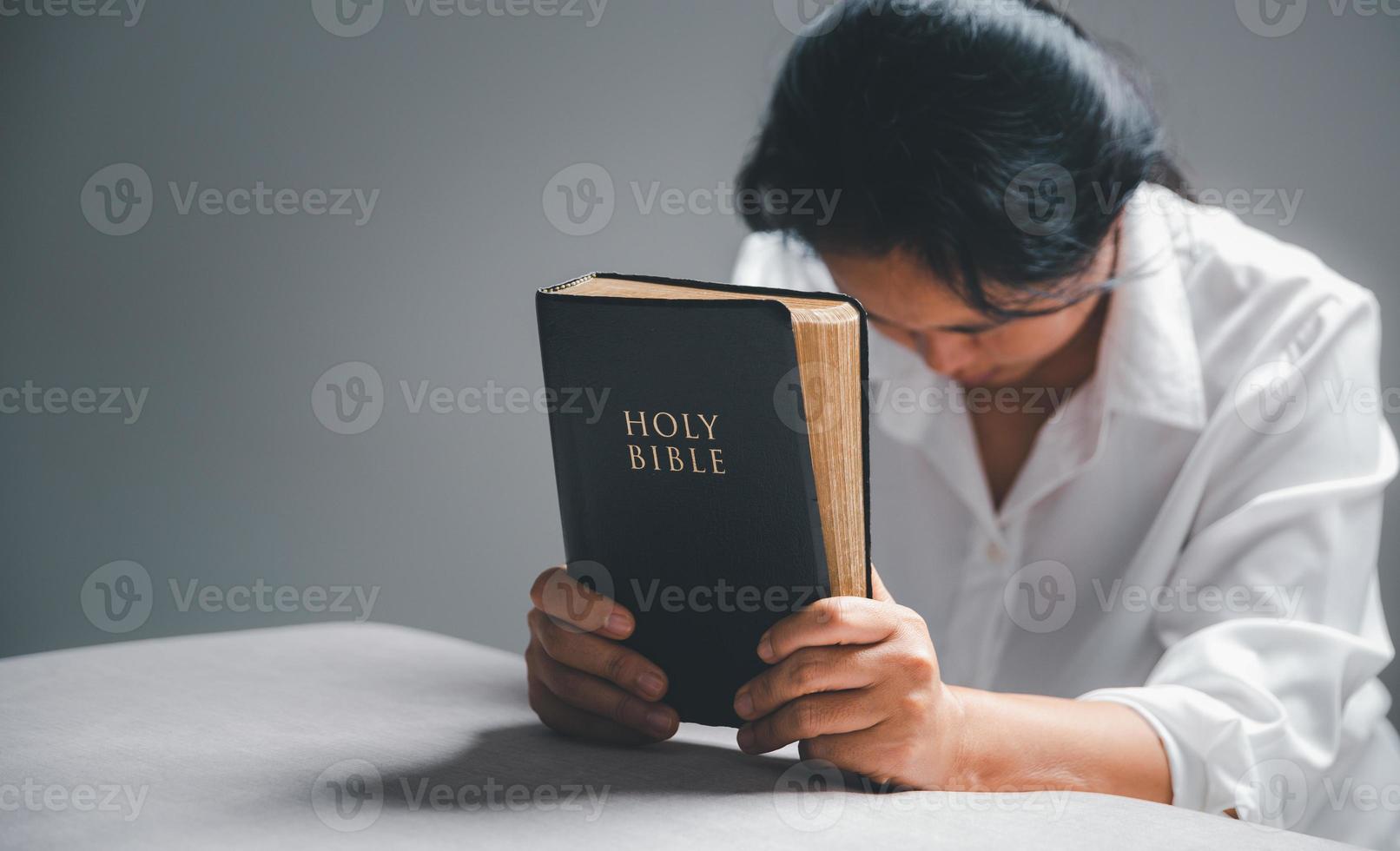 vrouw geknield en bidden in modern huis Bij zonsondergang tijd. vrouw Katholiek gebed aanbidden naar god wens een beter leven in huis Bij dageraad met van mening zijn vertrouwen. concept van aanbidders knielend. foto