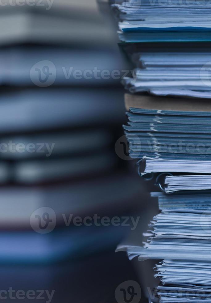 groot stapel van tijdschrift en boeken detailopname foto