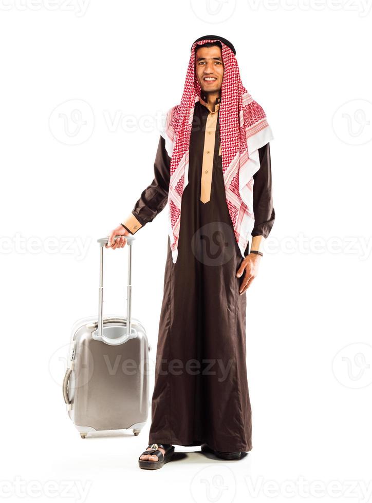 jong glimlachen Arabisch met een koffer geïsoleerd Aan wit foto