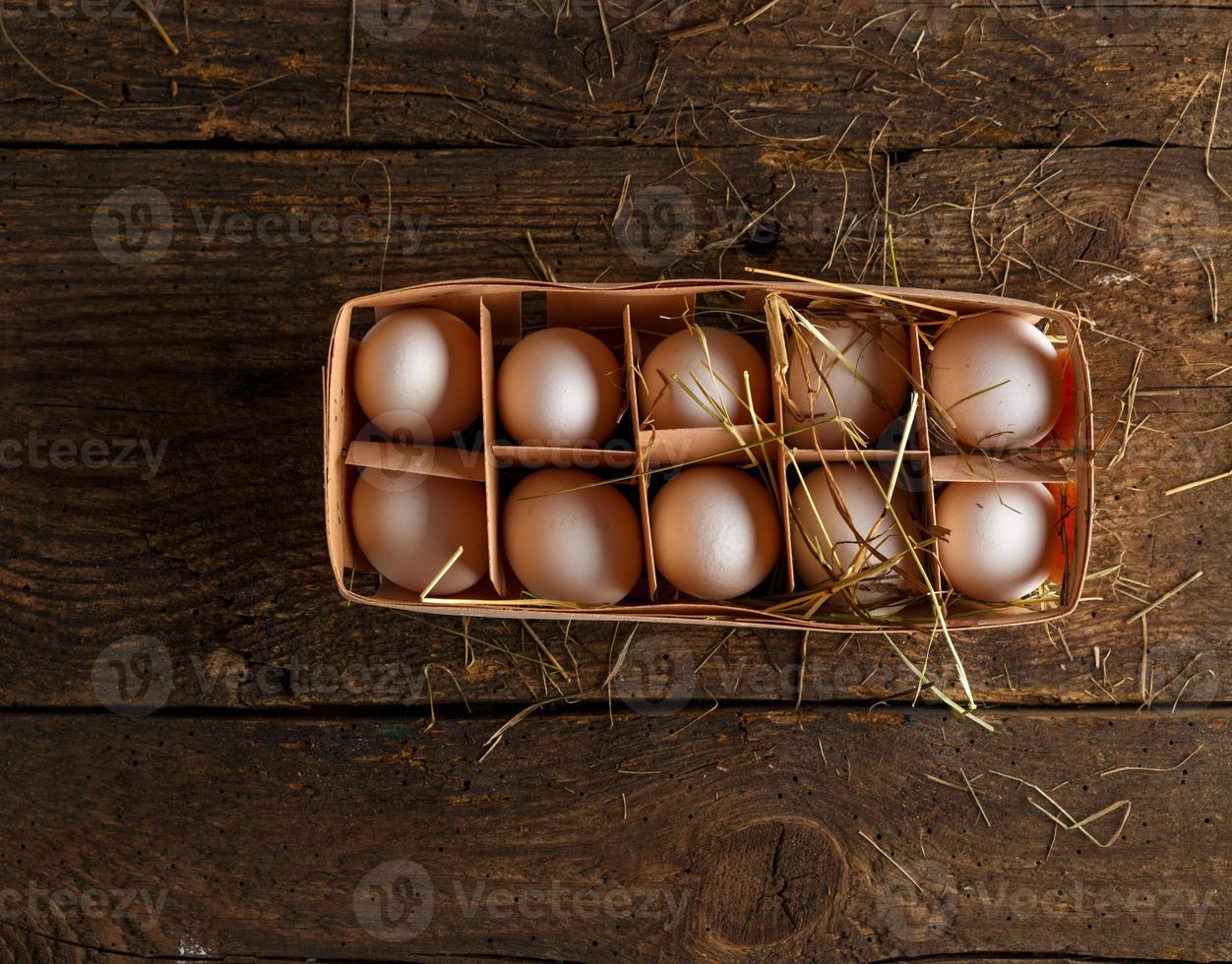 kip eieren Aan een houten rustiek achtergrond foto