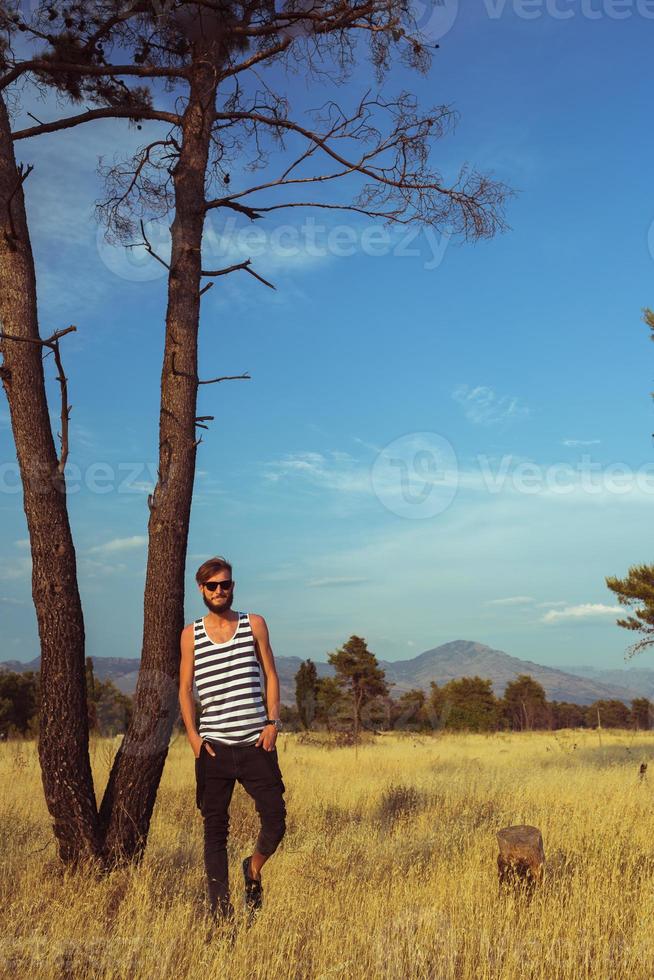 jong elegant knap Mens in de savanne foto