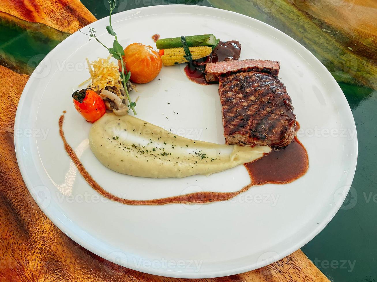 hotel toevlucht voedsel Aziatisch stijl gegrild wagyu rundvlees entrecote rundvlees wang taart, truffel gepureerd aardappel, geglazuurd groente, eigengemaakt aardappel nest, shimeji paddestoel merlot juz foto