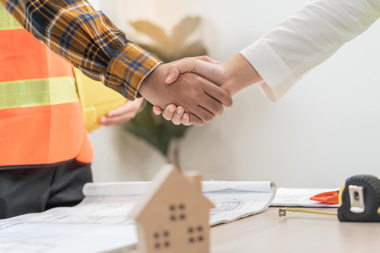 geslaagd team gebouw Aziatisch jong vrouw, Mens of bouwer groep handdruk samen Bij kantoor na huis project gedaan, mooi zo overeenkomst. gelukkig bedrijf mensen, arbeider ontmoeting, beven handen en succes. foto