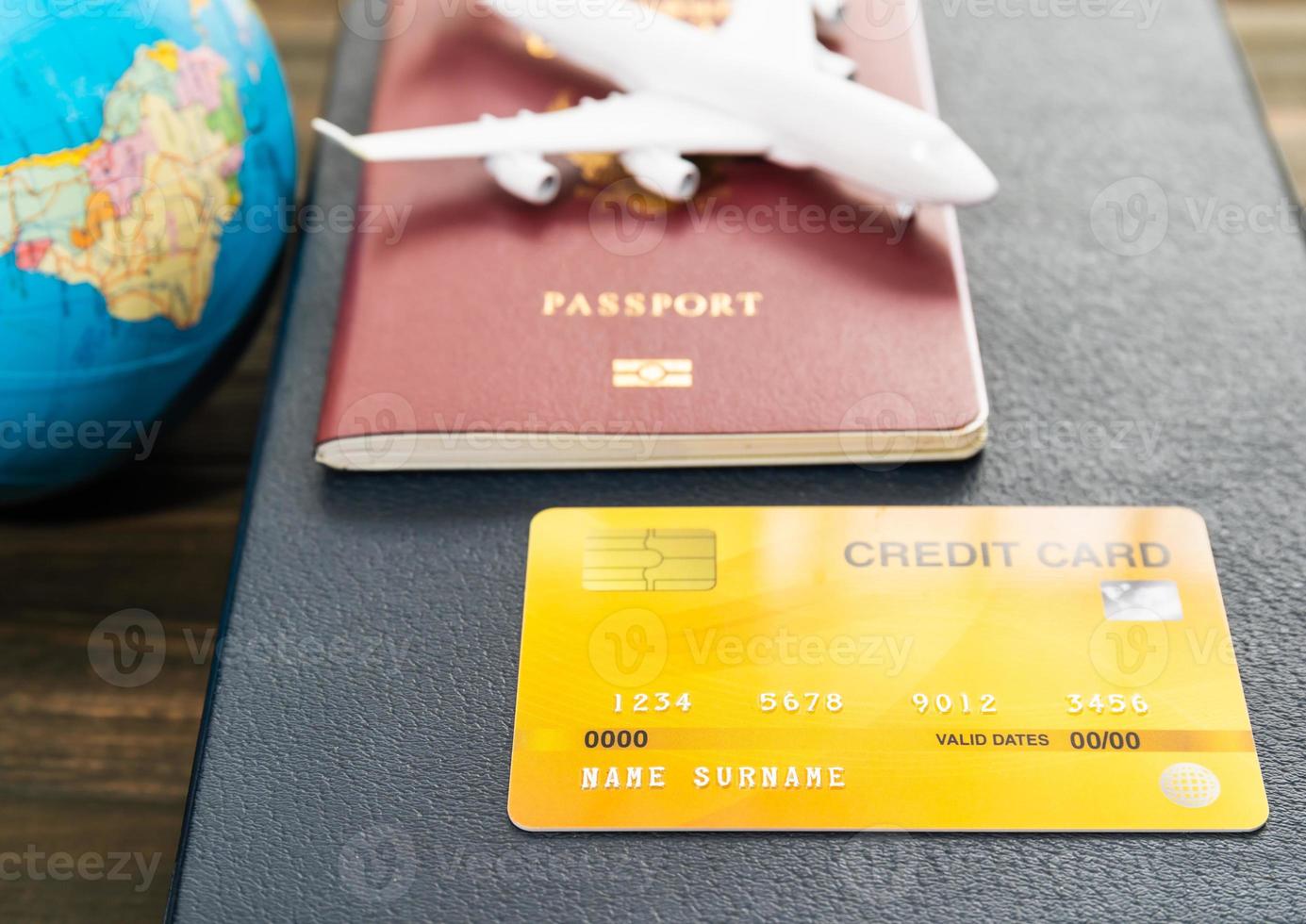 creditcard en vliegtuigmodel op houten tafel foto