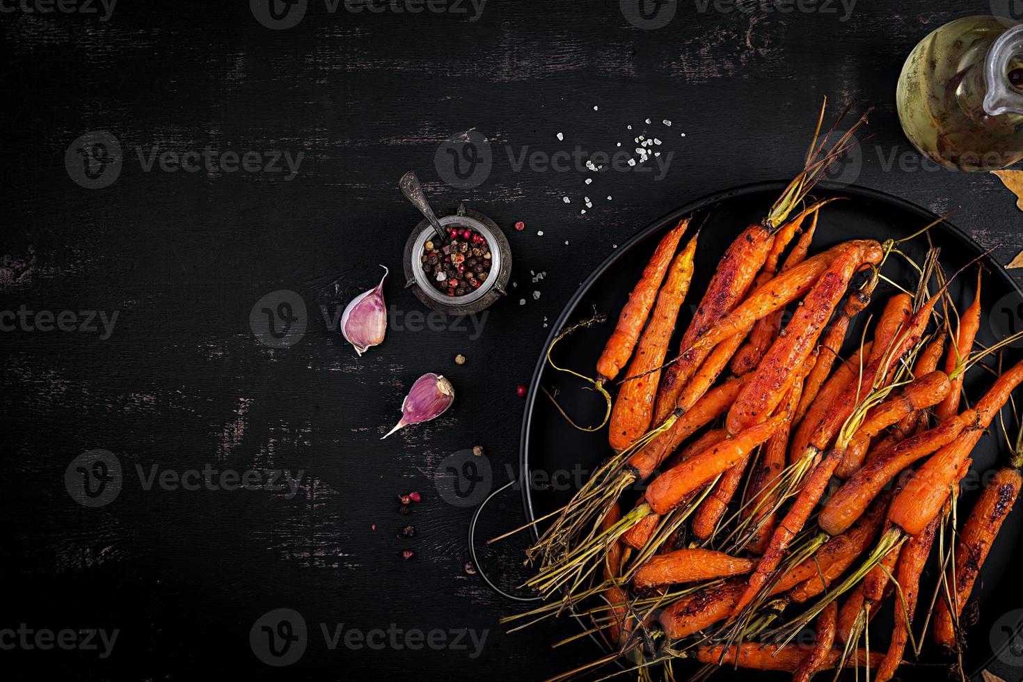 gebakken biologisch wortels met tijm, honing en citroen. biologisch veganistisch voedsel. top visie foto