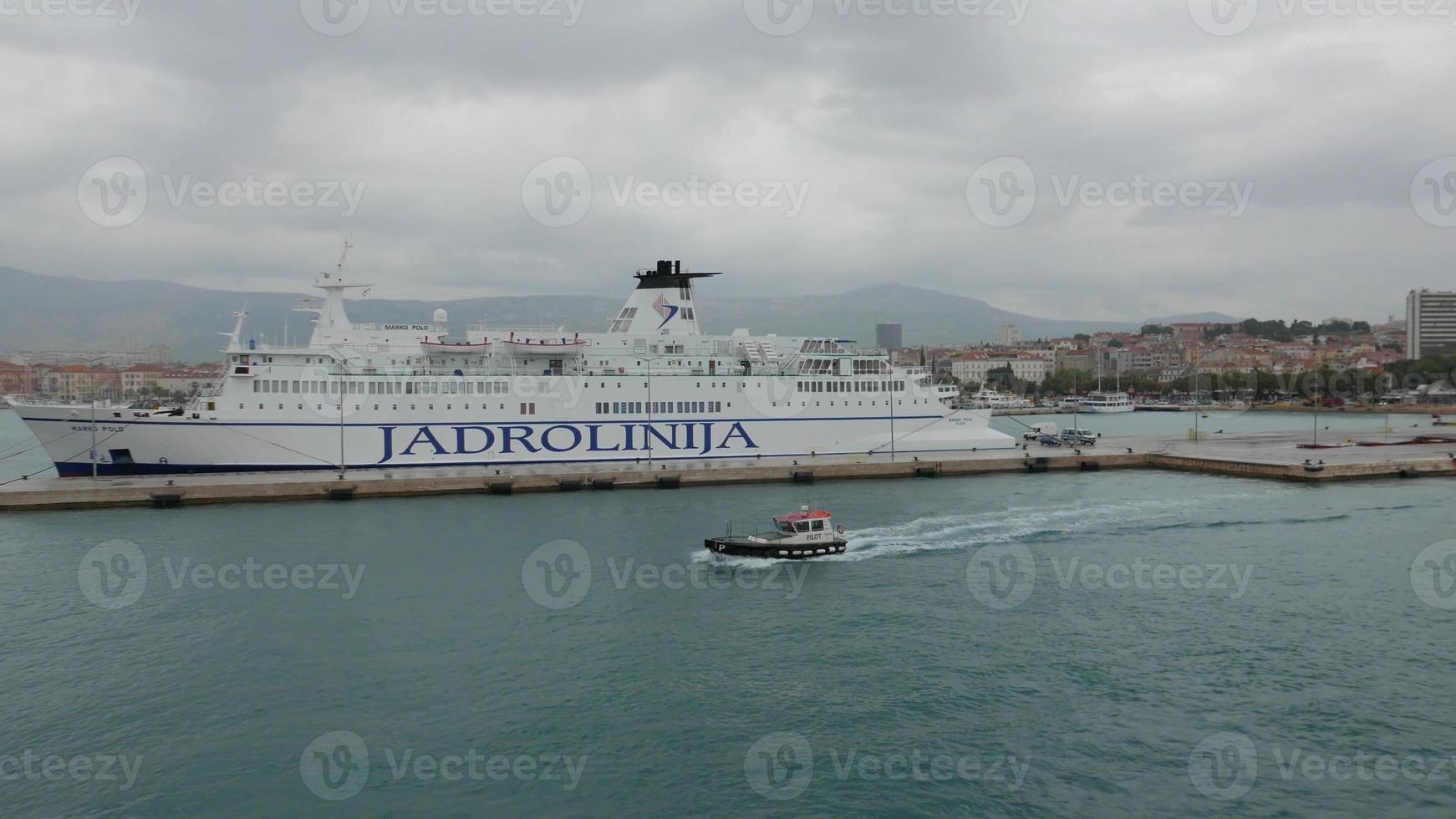 veerboot in voorkant van de spleet oud stad- in Kroatië foto