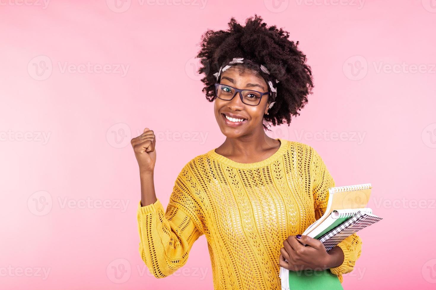 glimlachen Afrikaanse Amerikaans meisje leerling of vrouw leraar portret met boeken in handen. opleiding, hoog school- en mensen concept - gelukkig glimlachen jong vrouw leraar in bril foto