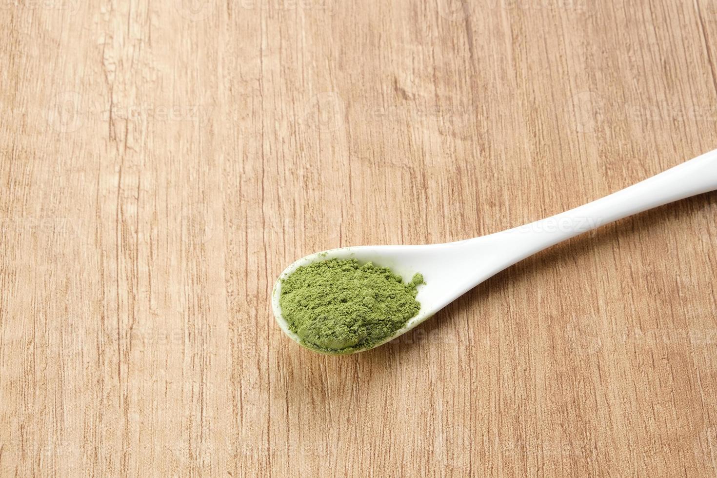 groen matcha poeder in wit schaal, voedsel ingrediënt foto