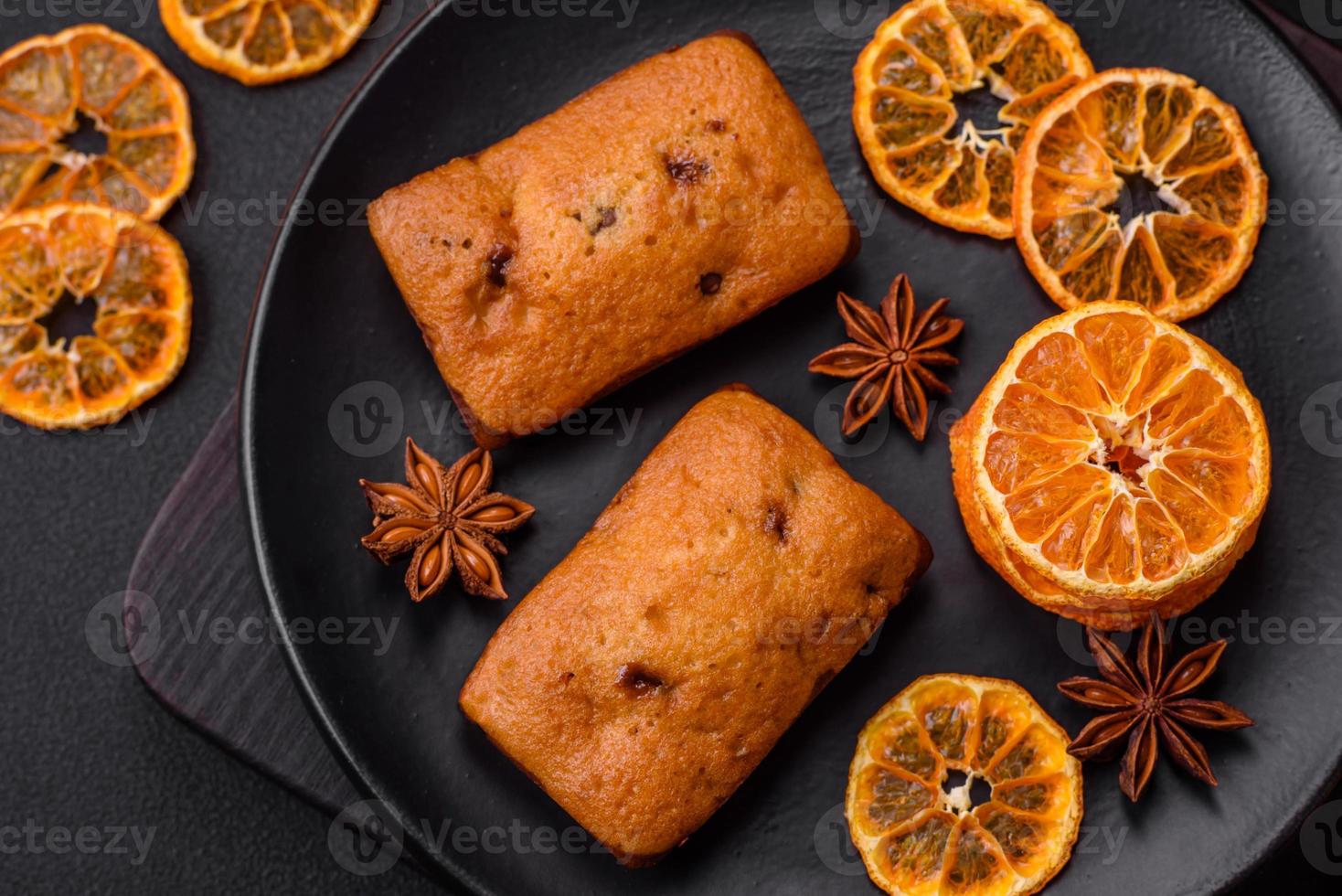 heerlijk chocola muffins en droog ronde vormig plakjes van mandarijn foto