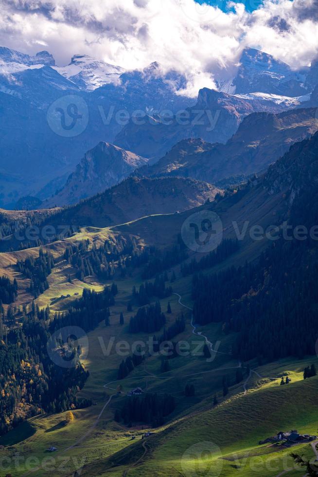 berg landschap onder bewolkt lucht foto