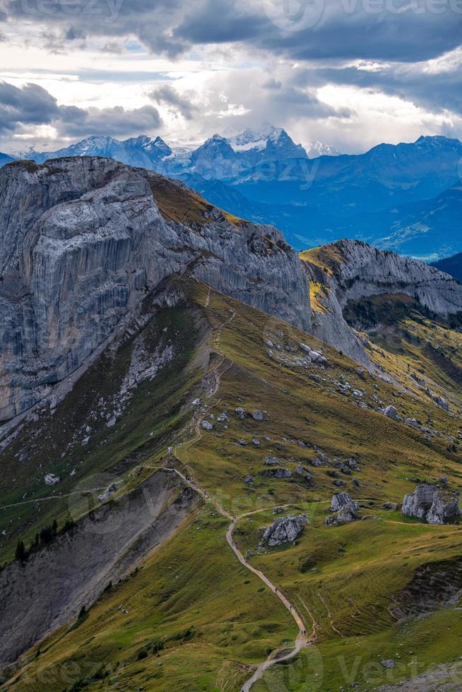 berg landschap onder bewolkt lucht foto