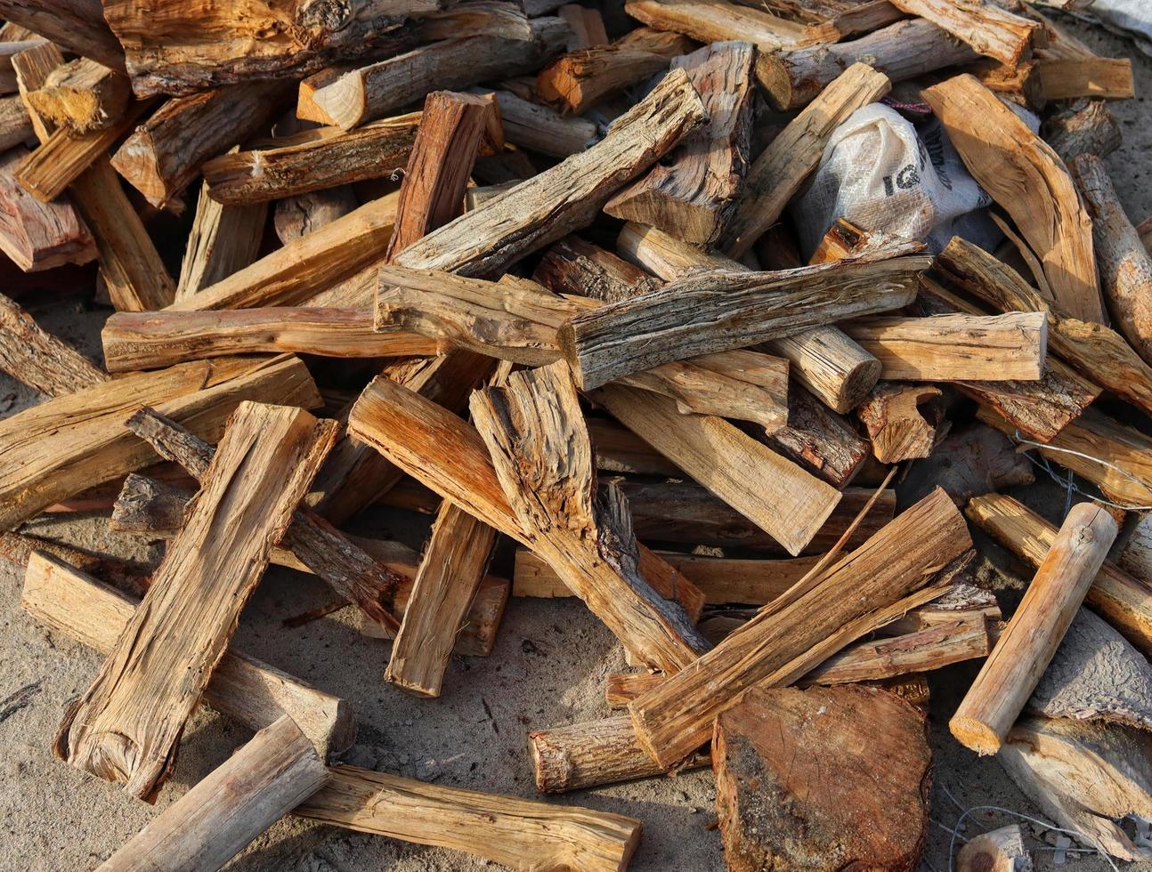 bulk van droog hout gebruik voor vuur, dicht omhoog foto