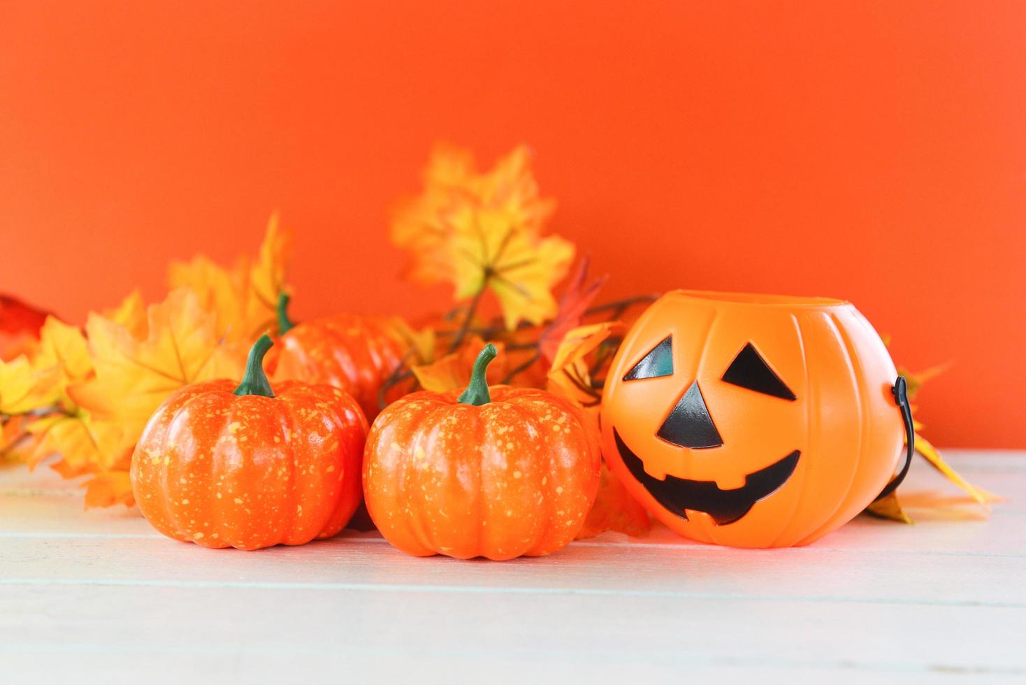 halloween achtergrond oranje versierd vakantie feestelijk concept - bladeren herfst en jack O lantaarn pompoen halloween decoraties voor partij accessoires voorwerp foto