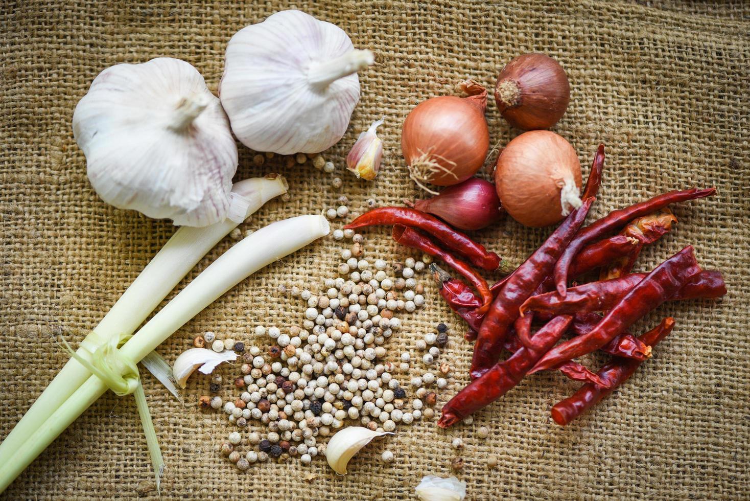 kruiden en specerijen ingrediënten pittig voor Tom jammie Thais met citroen gras knoflook droog chili sjalot en peper zaad Thais voedsel Aziatisch Aan zak foto