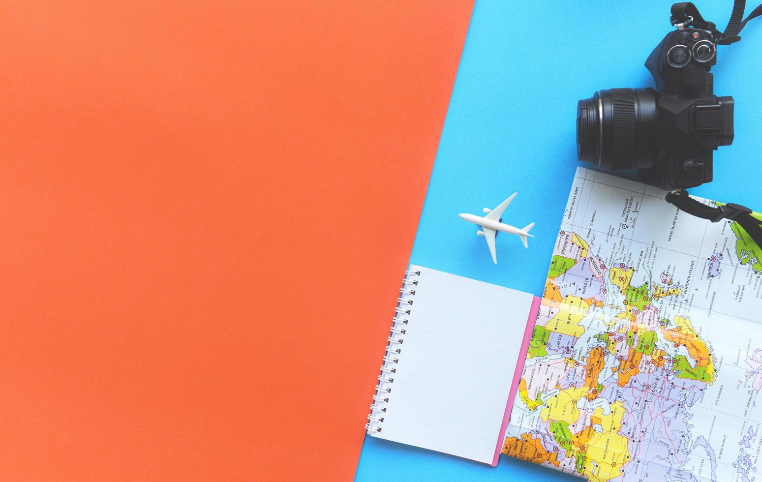 reizen achtergrond concept planning essentieel vakantie reis items in rugzakken reizen accessoires met camera kaart en notitieboekje voor vlak reizigers foto