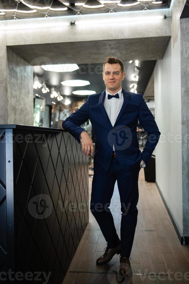 bruidegom in de kapper winkel foto