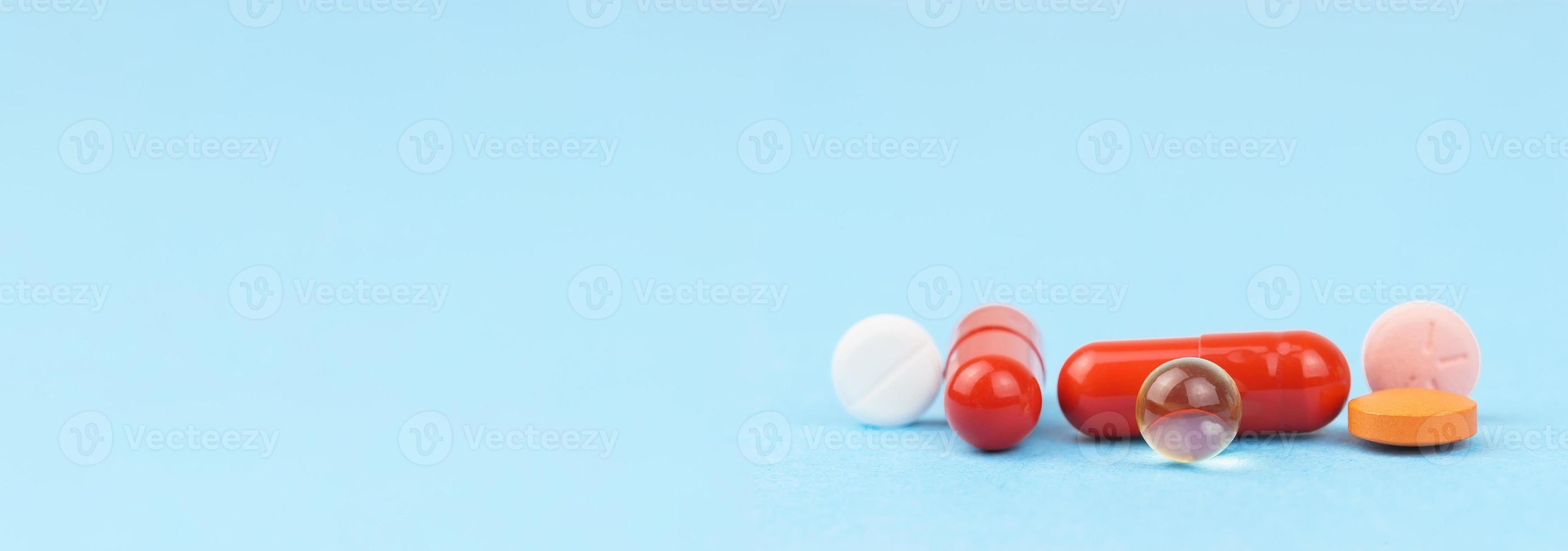 geassorteerd farmaceutisch geneeskunde pillen, tablets en capsules over- blauw achtergrond foto