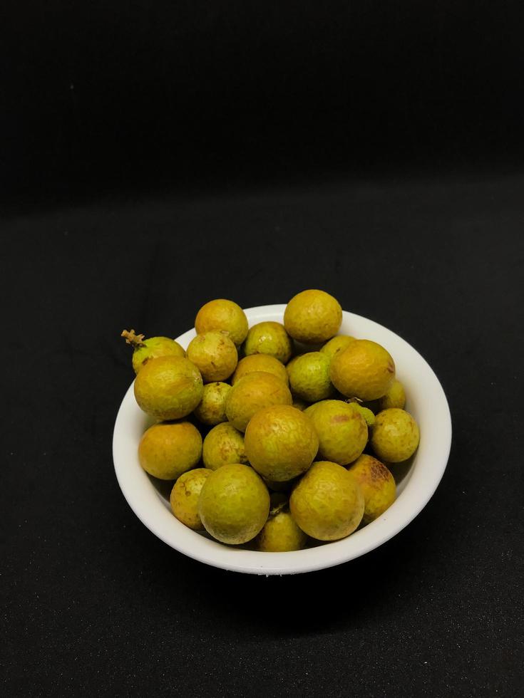 vers longan fruit geïsoleerd zwart achtergrond foto