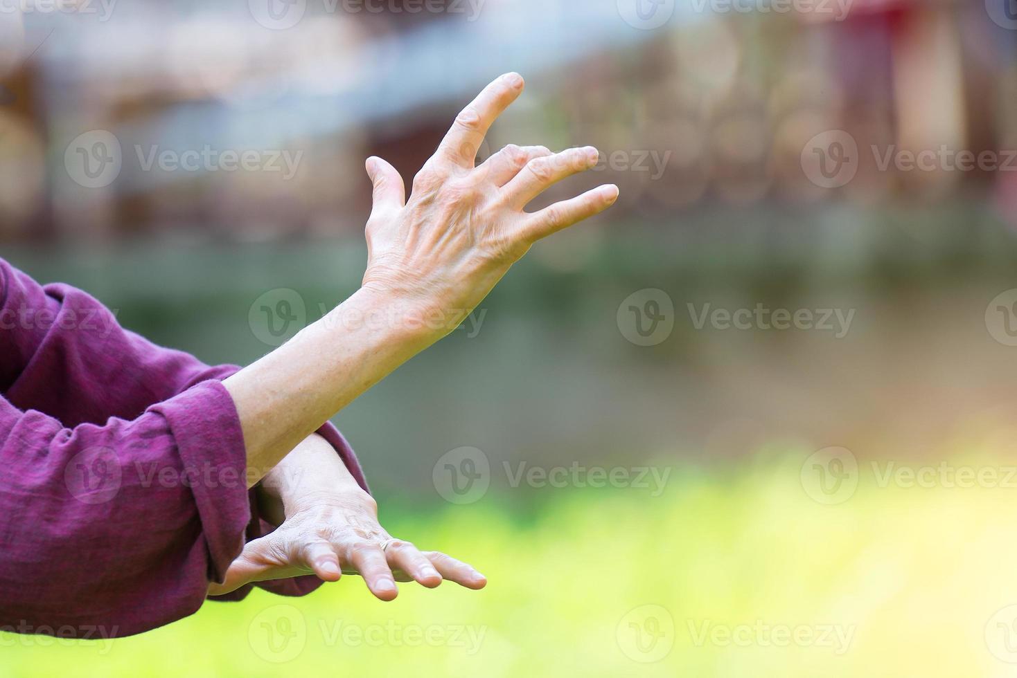 beoefening van tai chi chuan buitenshuis foto