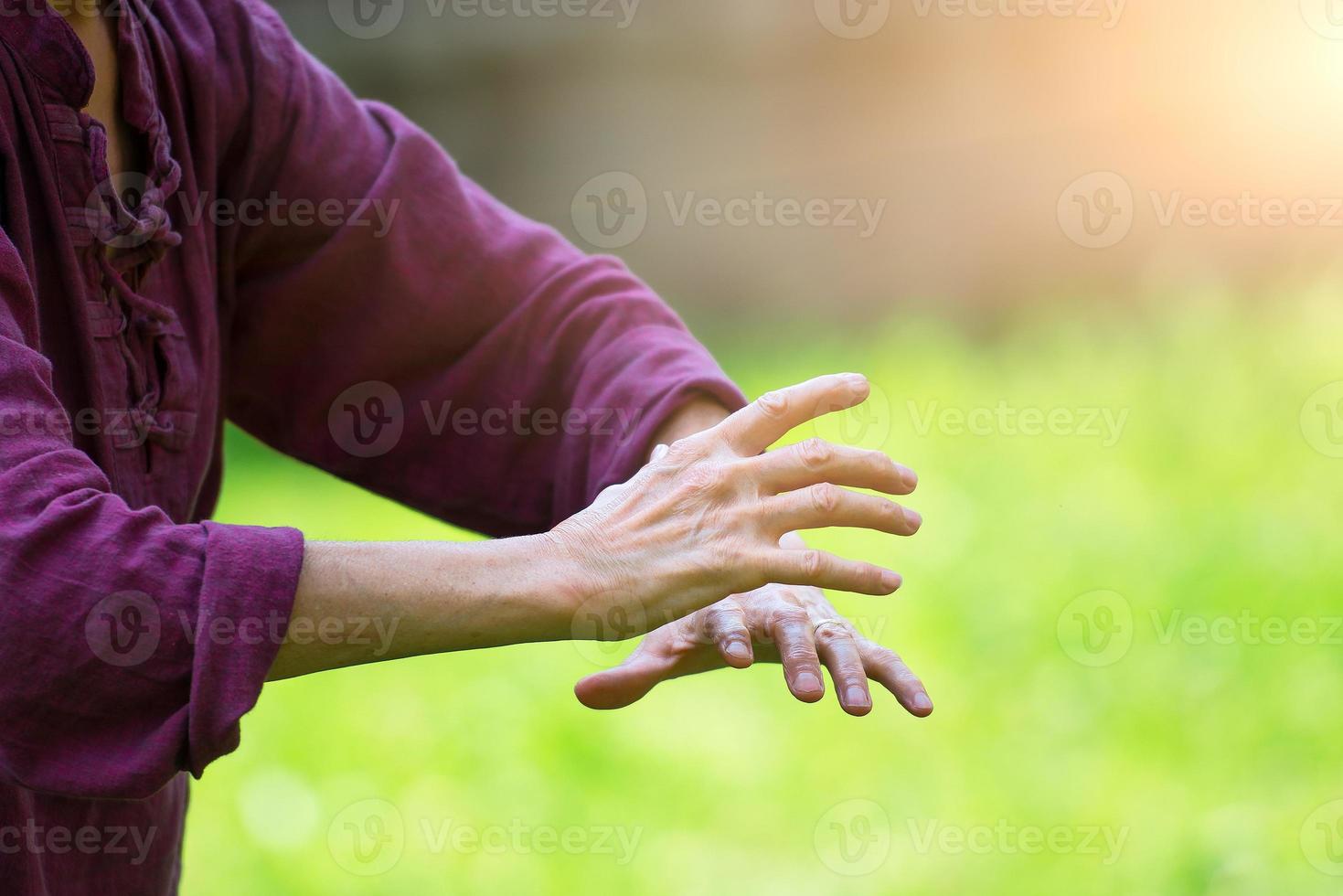 beoefening van tai chi chuan buitenshuis foto