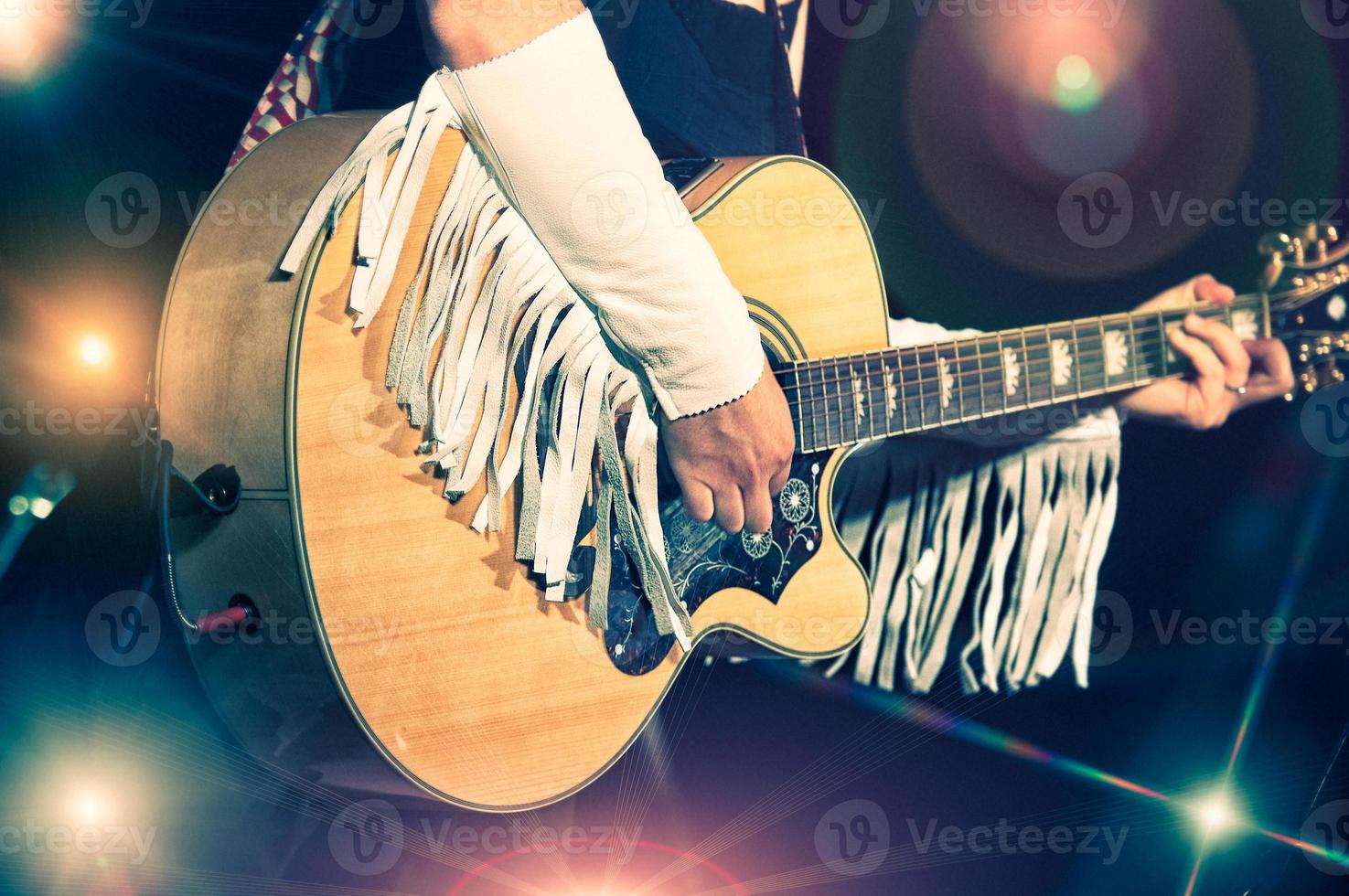 vrouw gitarist in de countryband foto