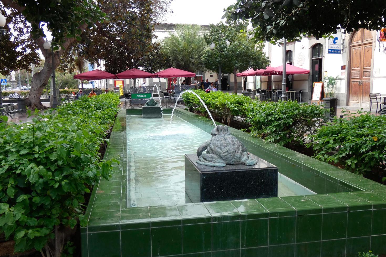 stedelijk sier- water fontein in de stad centrum foto