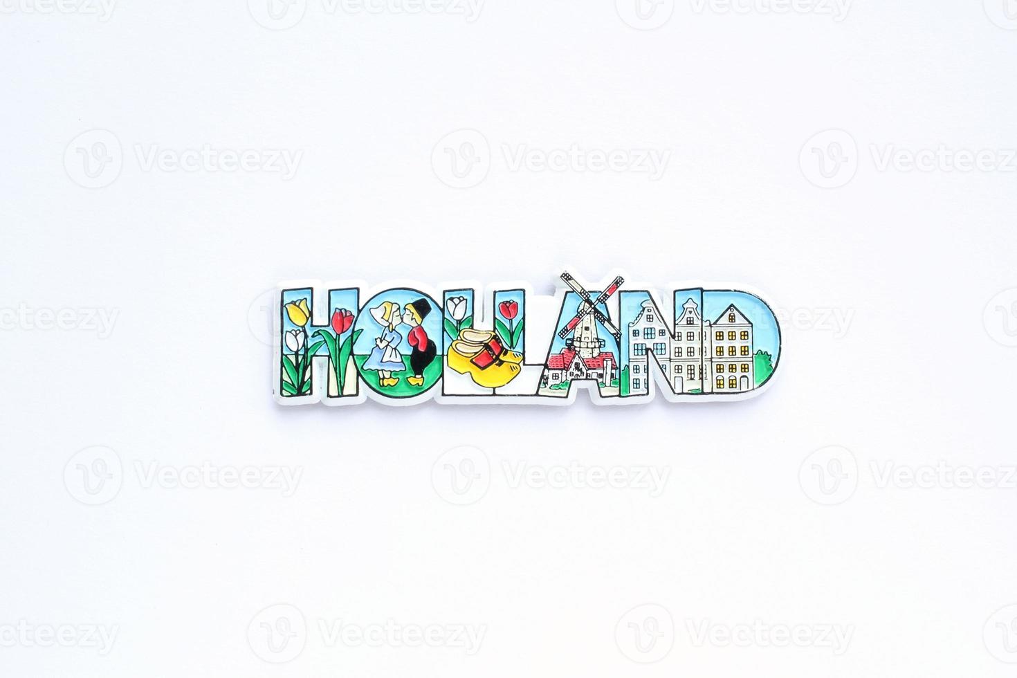 kleurrijk pvc souvenir koelkast magneet van Holland Aan wit achtergrond. reizen geheugen concept. geschenk typisch Product voor toeristen van buitenlands reis. huis decoratie. top visie, vlak leggen, dichtbij omhoog foto