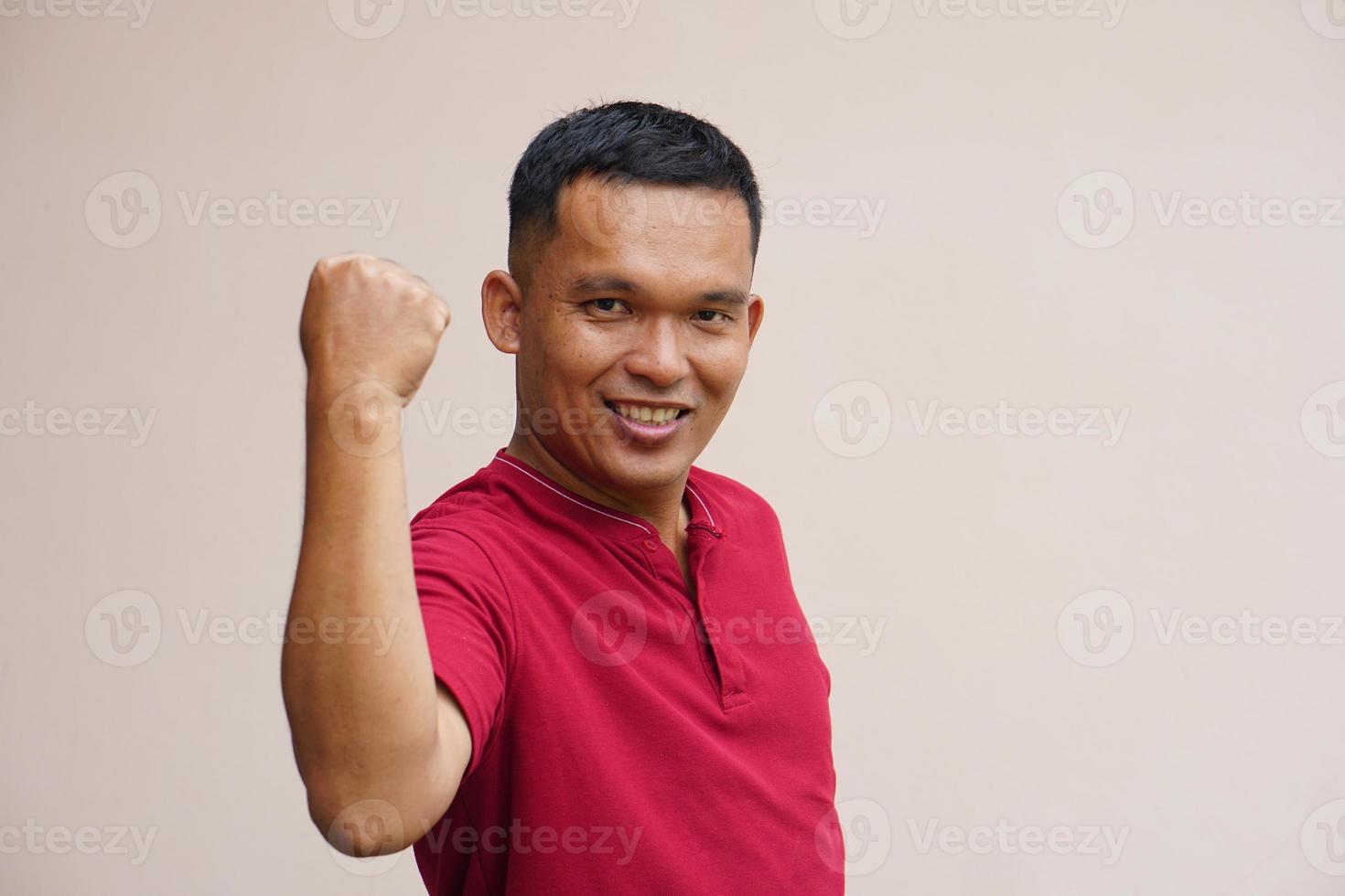 Aziatisch Mens glimlachen gelukkig verhogen uw hand- net zo een teken van OK foto