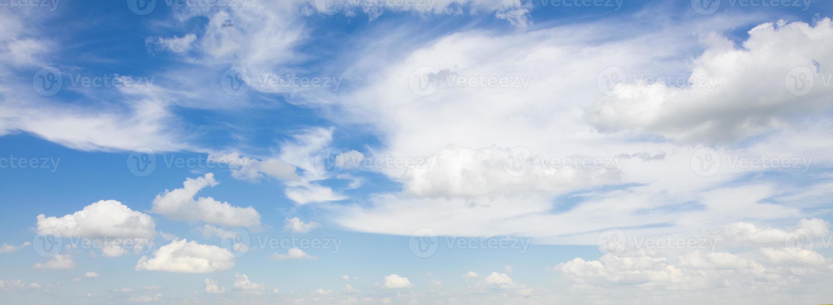 banier van wit wolken Aan een blauw lucht achtergrond. foto