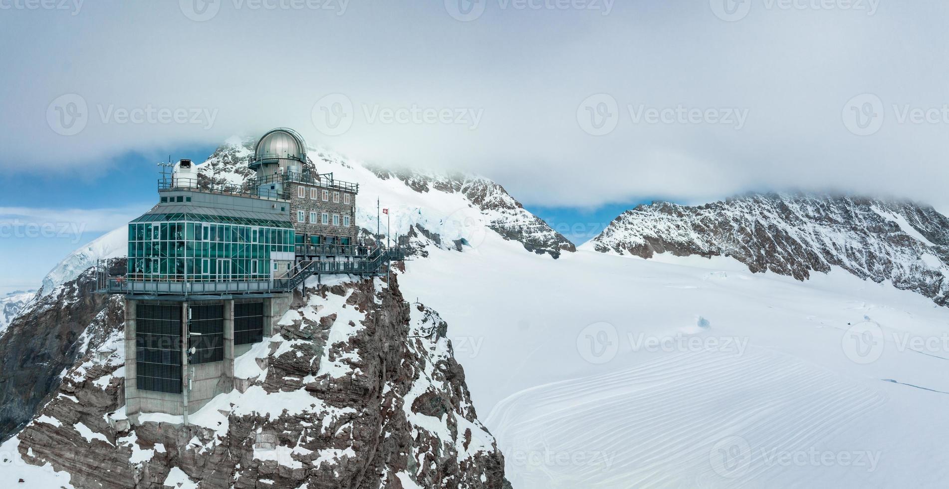 antenne panorama visie van de sfinx observatorium Aan jungfraujoch - top van Europa foto