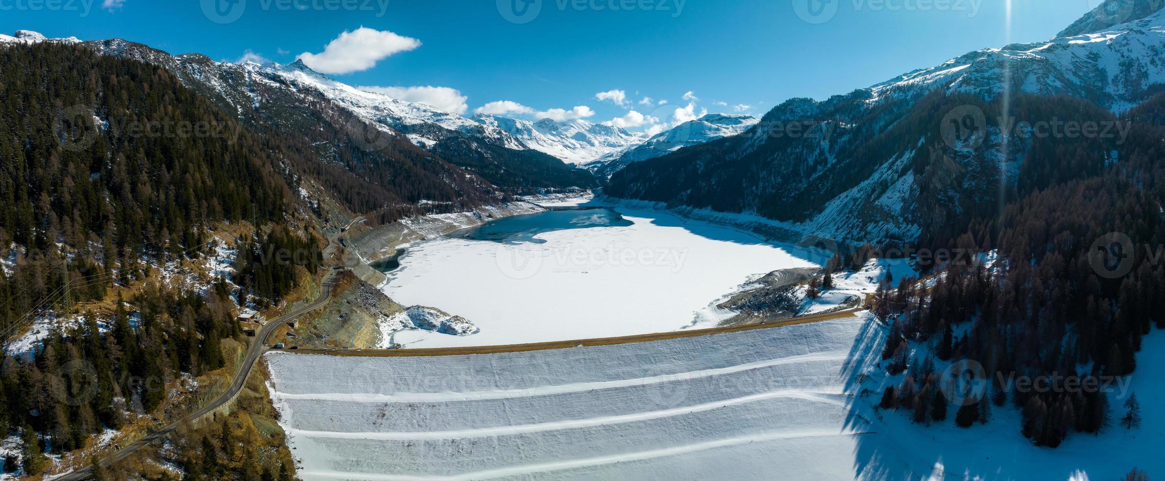 antenne visie van de water dam en reservoir meer in Zwitsers Alpen bergen produceren duurzame waterkracht foto