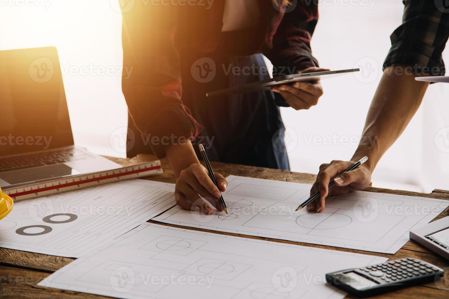 twee bedrijf Mens bouw plaats ingenieur. bouwkunde voorwerpen Aan werkplaats met partners interactie Aan achtergrond foto