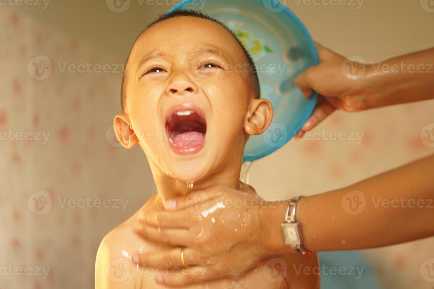 jongen huilen omdat van verkoudheid douche water foto