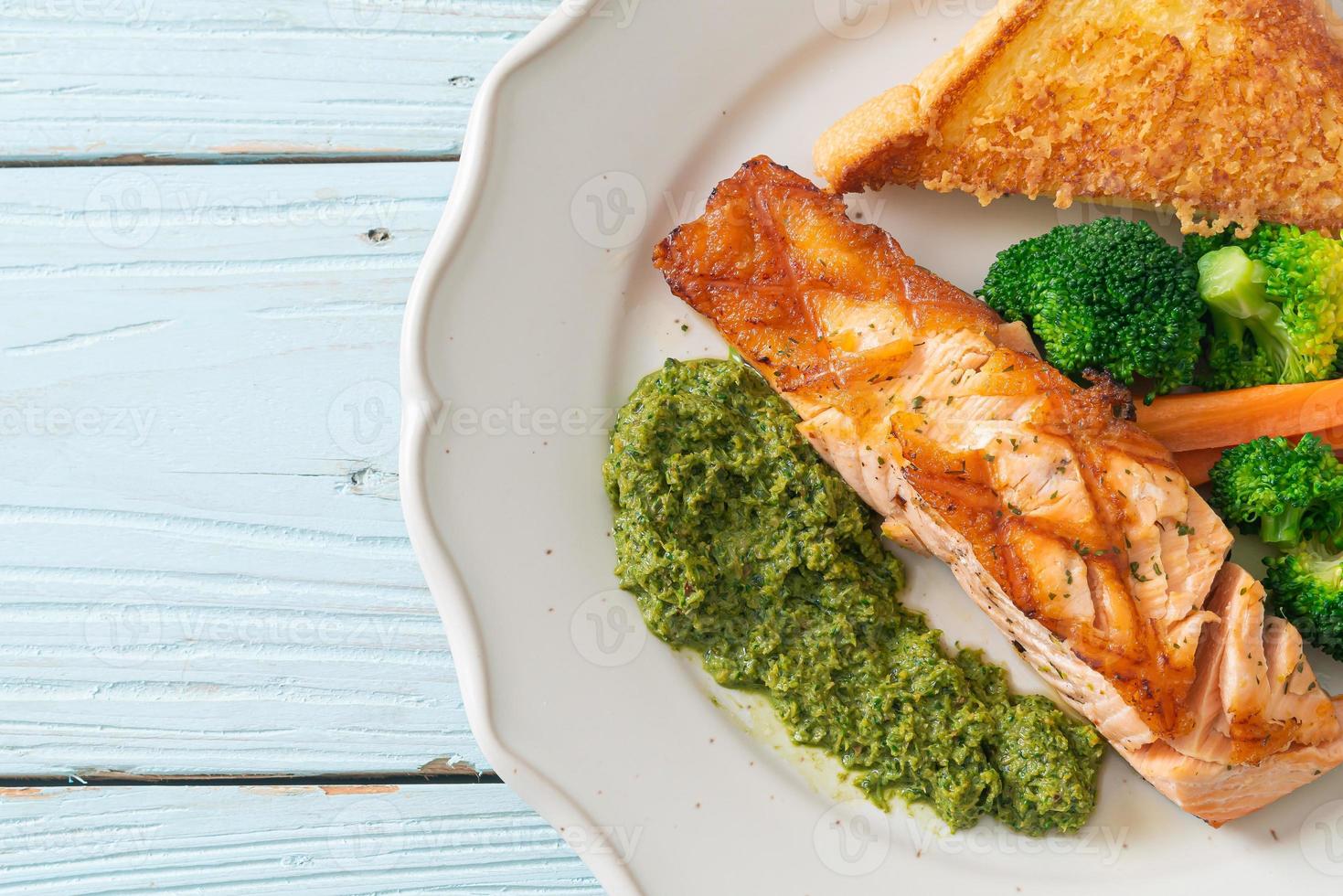 gegrilde zalm steak met pestosaus foto