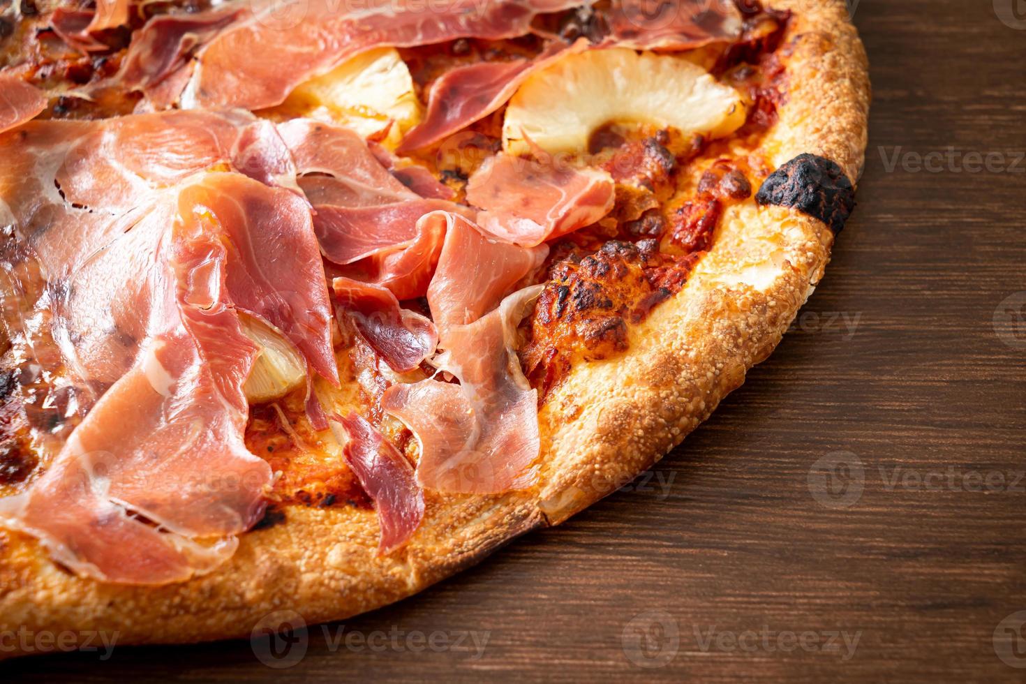 pizza met prosciutto of parmaham pizza foto