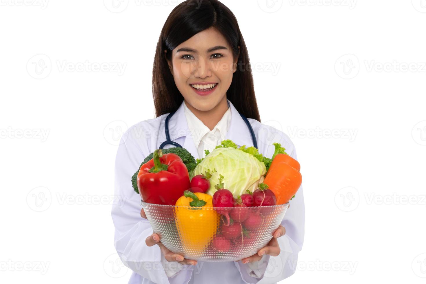 dokter of voedingsdeskundige Holding vers fruit oranje, rood en groen appels en glimlach in kliniek. gezond eetpatroon concept van voeding voedsel net zo een voorschrift voor mooi zo Gezondheid, fruit is geneeskunde foto