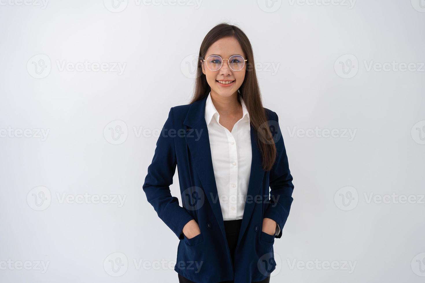 portret van slim en gelukkig jong attent Aziatisch bedrijf Dames denken voor nieuw ideeën Aan geïsoleerd wit achtergrond. concept van reclame afzet en Product plaatsing. foto