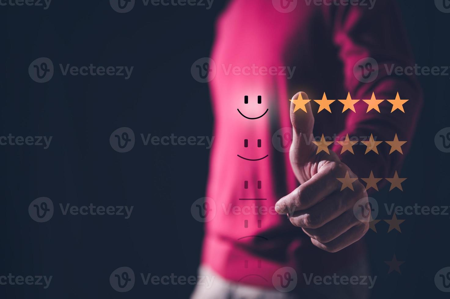 enquête terugkoppeling klant onderhoud tevredenheid enquête concept. Mens shows tevredenheid door drukken gezicht emoticon glimlach en vijf sterren in tevredenheid Aan virtueel tintje scherm. gelukkig emotie foto