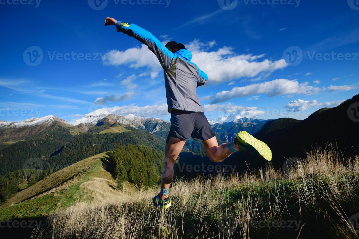 een atleet tijdens een afdaling op bergachtig terrein foto