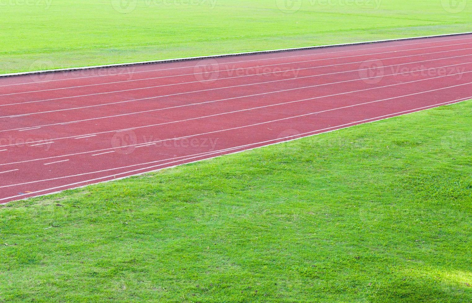 rennen bijhouden en groen gras, direkt atletiek rennen bijhouden Bij sport stadion foto