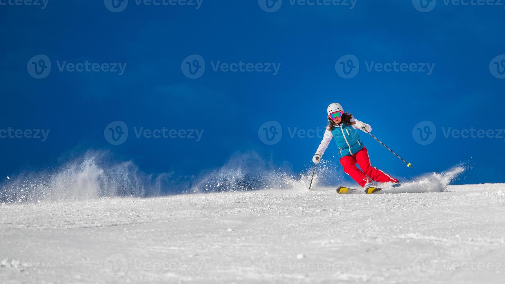 vrouwtje op ski's tijdens een zonnige dag foto