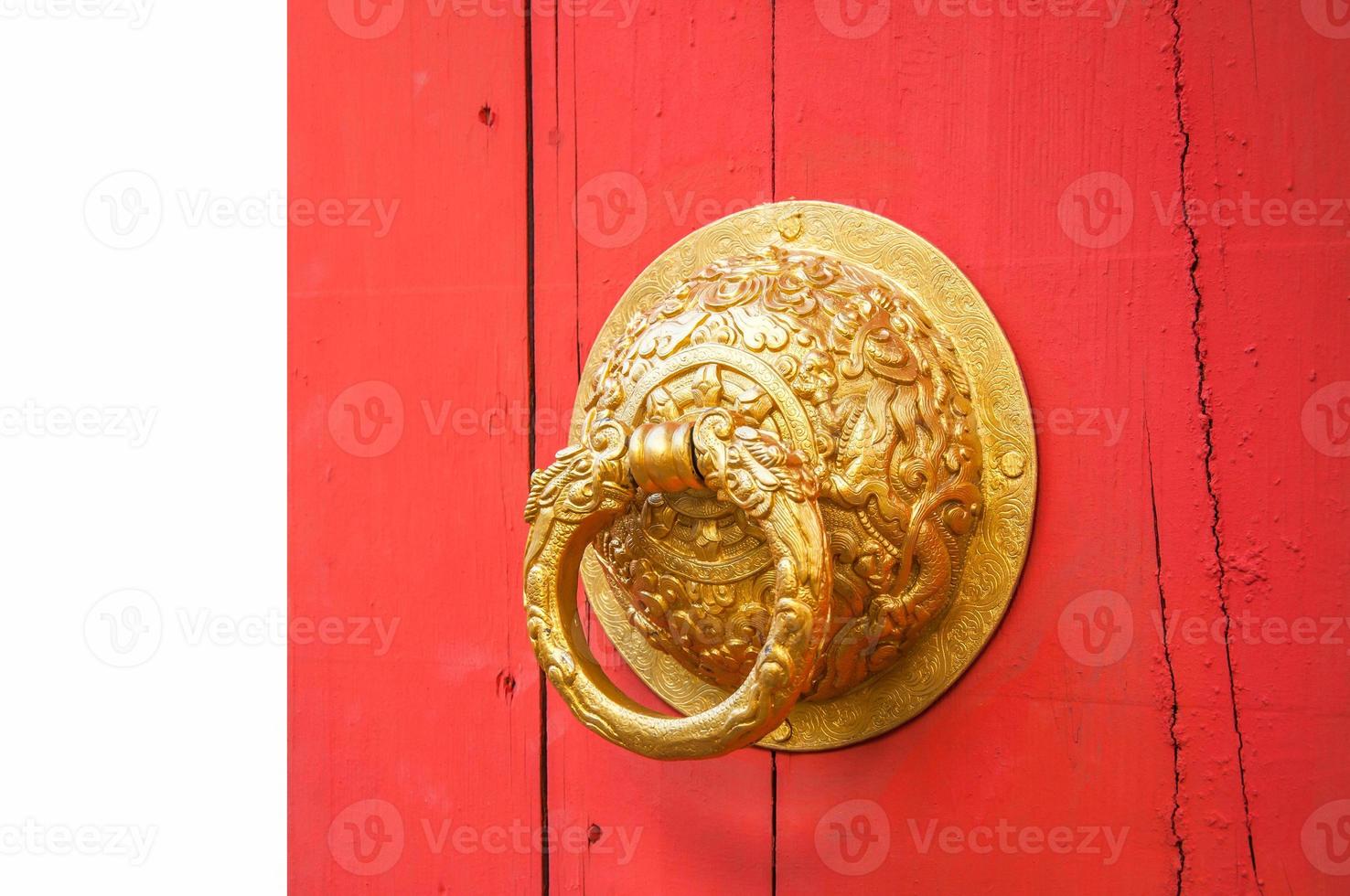 deur omgaan met gemaakt van gouden metaal Aan de rood deur oud Chinese stijl foto