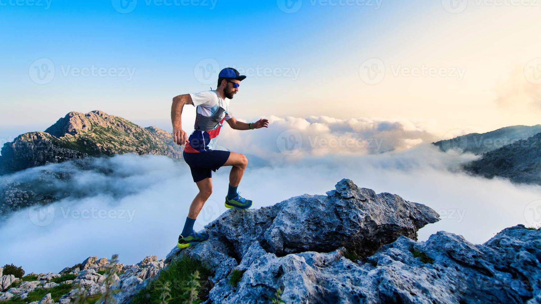 mannelijke ultramarathonloper in de bergen tijdens een training foto
