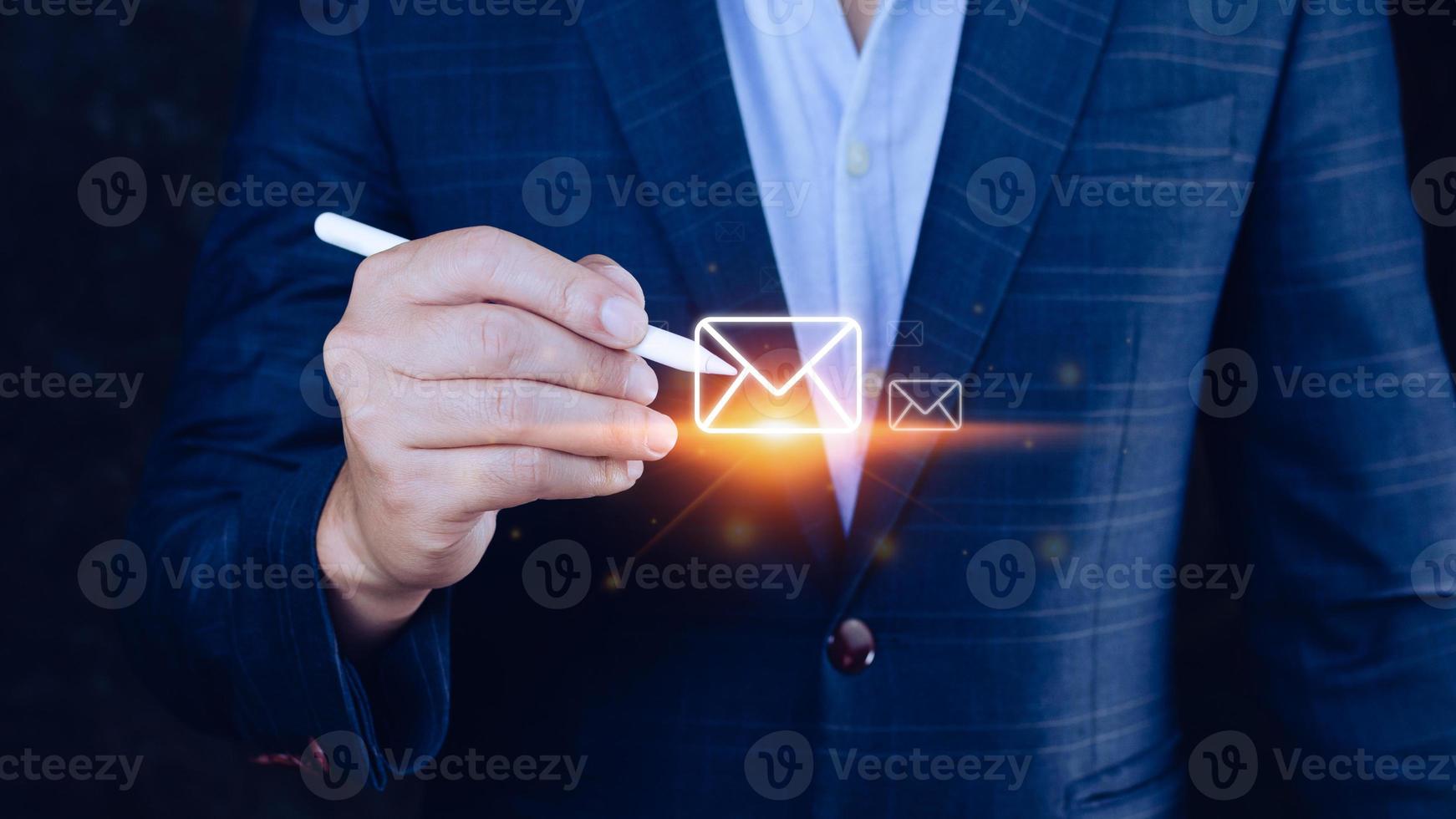 zakenman aanraken controle e-mail online met virtueel koppel technologie.direct marketing, online bericht, e-mail, elektronisch post, communicatie concept. foto